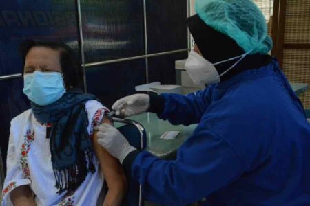 Ratusan Warga Datangi Lanud Iswahjudi untuk Vaksin Covid-19