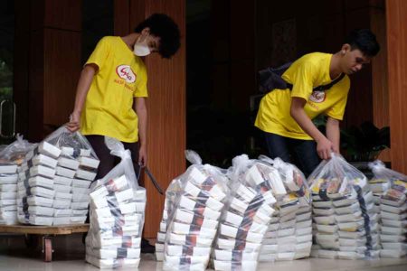 Gelar Buka Puasa dengan Nasi Goreng, Sasa Raih Rekor MURI