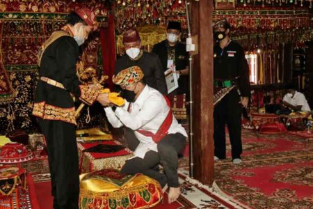 Ketua DPD RI Diangkat Saudara dan Dianugerahi Gelar Adat Kerajaan Sekala Brak Kepaksian Pernong