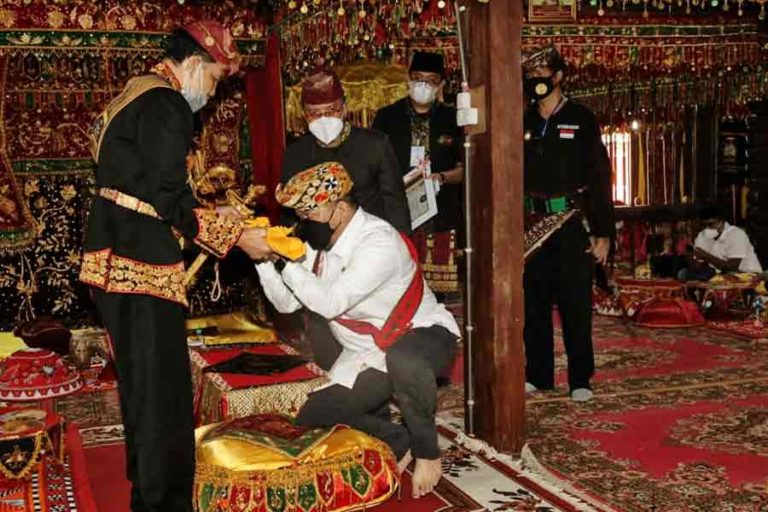 Ketua DPD RI Diangkat Saudara dan Dianugerahi Gelar Adat Kerajaan Sekala Brak Kepaksian Pernong