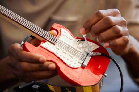 Nyalakan Ampli untuk Set Terbaru LEGO® Ideas Fender® Stratocaster® dari LEGO Group