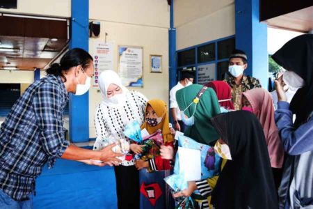 Gelar Aksi Sosial, Stikosa AWS dan Alumni bagikan Seribu Sandal untuk Anak Yatim Dhuafa