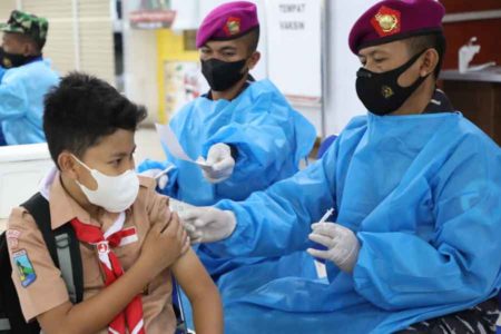 Tinjau Vaksinasi bersama Panglima TNI, KAPOLRI, dan KSAL, Gubernur Khofifah Minta Masyarakat Tak Pilih-pilih Vaksin Covid-19