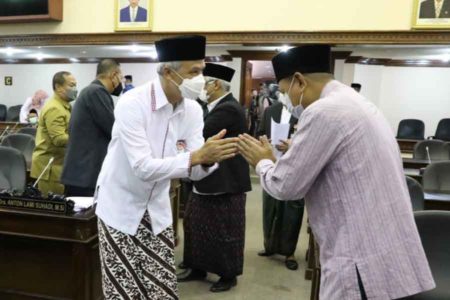 Hadiri Rapat Paripurna, Gubernur dan Anggota Dewan Kenakan Sarung