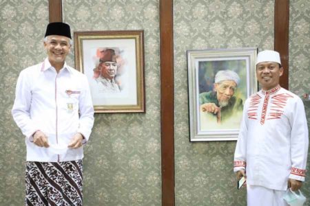 Ustaz Das’ad Latif Tertarik Sarung Karya Santri Solo yang Dikenakan Ganjar Pranowo