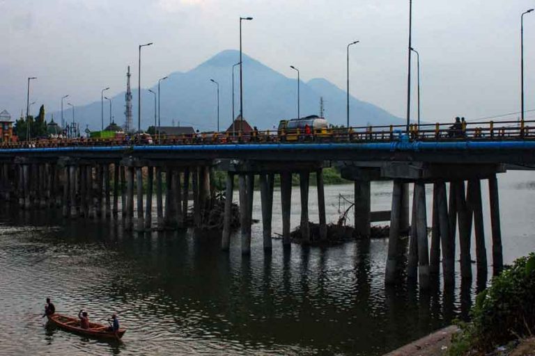Mengenal Sungai-sungai Terpanjang dan Terbesar di Jawa Timur Jembatan Kali Porang