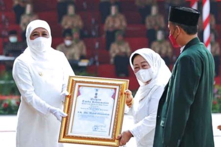 Peringatan Hari Santri Nasional 2021, Gubernur Jatim Beri Penghargaan pada Pencipta Syubbanul Wathan dan Shalawat Badar