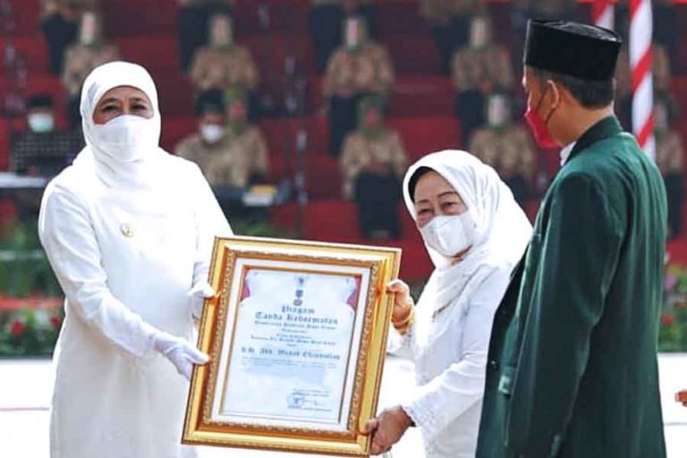 Peringatan Hari Santri Nasional 2021, Gubernur Jatim Beri Penghargaan pada Pencipta Syubbanul Wathan dan Shalawat Badar