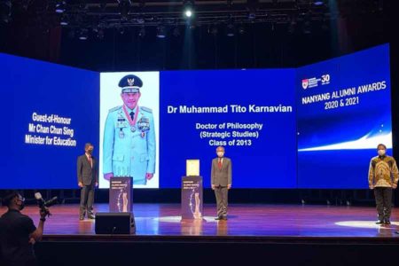 Dinilai Memberi Sumbangsih Luar Biasa, Mendagri Terima Penghargaan Alumni Terhormat dari NTU