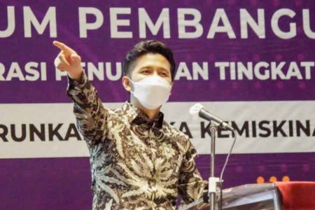 Ogah Rakor Kemiskinan Sebatas Seminar, Emil Dardak Tanya ke Perwakilan Kabupaten dari Podium