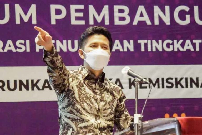 Ogah Rakor Kemiskinan Sebatas Seminar, Emil Dardak Tanya ke Perwakilan Kabupaten dari Podium