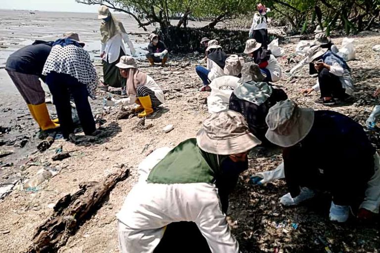 Peringati Hari Sumpah Pemuda, ECO Nusa Gelar Bersih-bersih Pantai