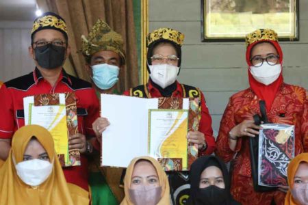 Dinilai Tokoh Pengayom dan Pelindung, Kesultanan Bulungan Anugerahi Mensos Risma Gelar Adat Adji Nasyrah Maliha