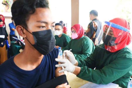 Gubernur Khofifah Tinjau Vaksinasi IKA UNAIR Jelajah Kampung dan Pesisir Banyuwangi