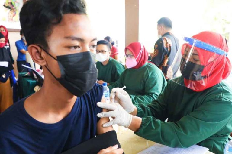 Gubernur Khofifah Tinjau Vaksinasi IKA UNAIR Jelajah Kampung dan Pesisir Banyuwangi