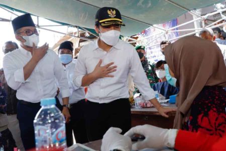 Blusukan ke Pasar di Bangkalan, Wagub Emil Edukasi Warga Menangkal Hoaks Vaksinasi