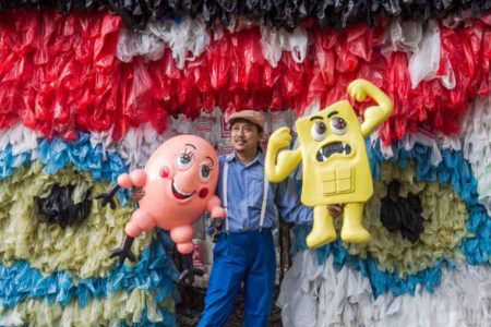 Otokritik Unik ala Keluarga Mikroplastik