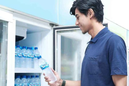 AQUA bersama Indomaret, Alfamart, dan Alfamidi Kolaborasi Ajak Konsumen Lindungi Diri dan Sesama