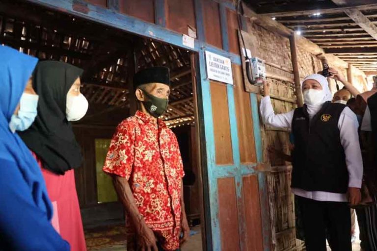 Gubernur Khofifah Salurkan Bantuan Listrik Gratis untuk 3100 RTM se-Jatim