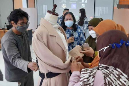 Abdimas Universitas Ciputra Gelar Pelatihan Mode untuk UMKM Lakarsantri