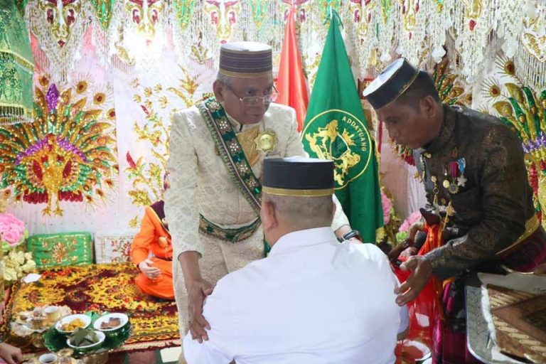Ketua DPD RI dapat Gelar Adat Petta Punggawae To Mappatunru dari Addatuang Sidenreng