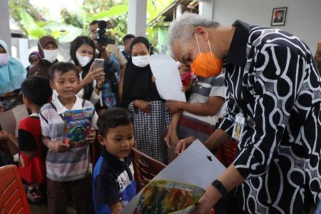 Ganjar Bagikan Mainan untuk Anak-anak Pengungsian Cilacap