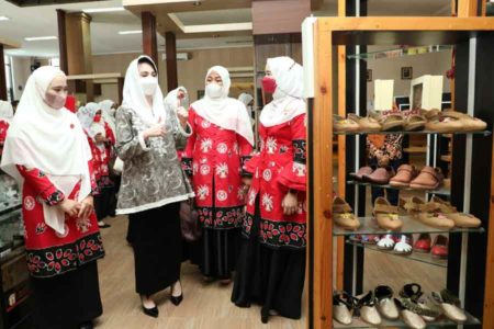 Arumi Bachsin Kenalkan Produk UMKM Jatim ke Dekranasda Palalawan Riau