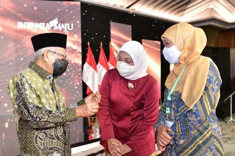 Gubernur Khofifah Kembali Raih Penghargaan Pembina Produktivitas Paramakarya