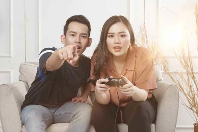 Menjalin Hubungan Sehat bareng Dia, Bergandengan Tangan saja Tidak Cukup!