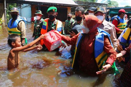 Kunjungi Korban Banjir di Kapuas, Mensos Risma Ingatkan Dampak La Nina