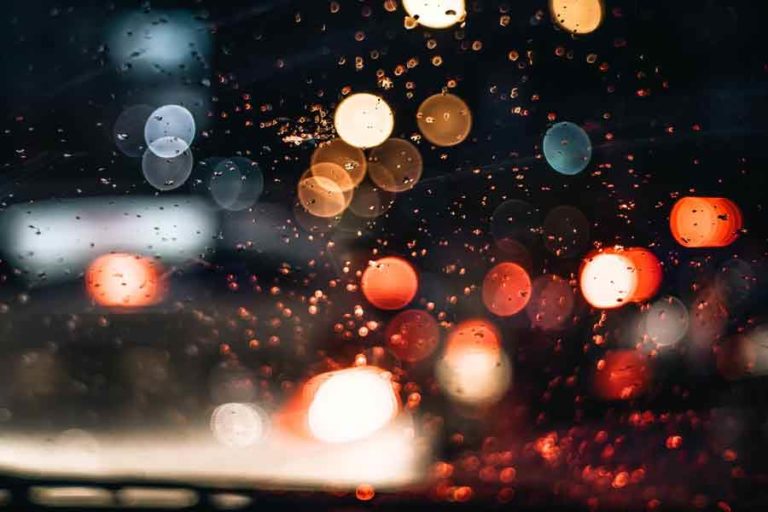 Tips untuk Mengatasi Kaca Mobil yang Berembun Saat Hujan