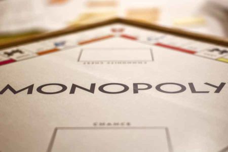 Permainan Monopoli dan Ejekan untuk Tuan Tanah Rakus