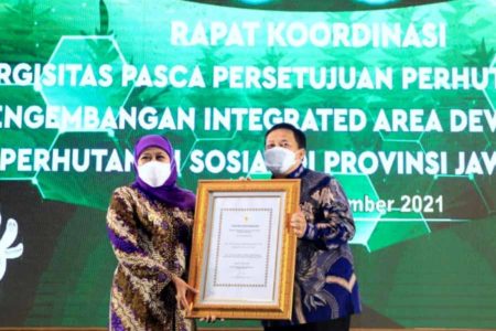 Perhutanan Sosial Jatim Tertinggi di Pulau Jawa, Gubernur Khofifah Raih Penghargaan dari KLHK
