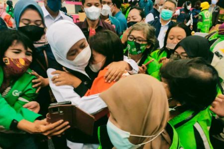 Gubernur Khofifah Berbagi Keceriaan bersama Driver Ojek Online Wanita Surabaya