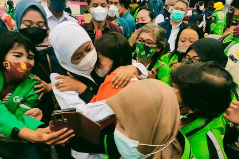 Gubernur Khofifah Berbagi Keceriaan bersama Driver Ojek Online Wanita Surabaya