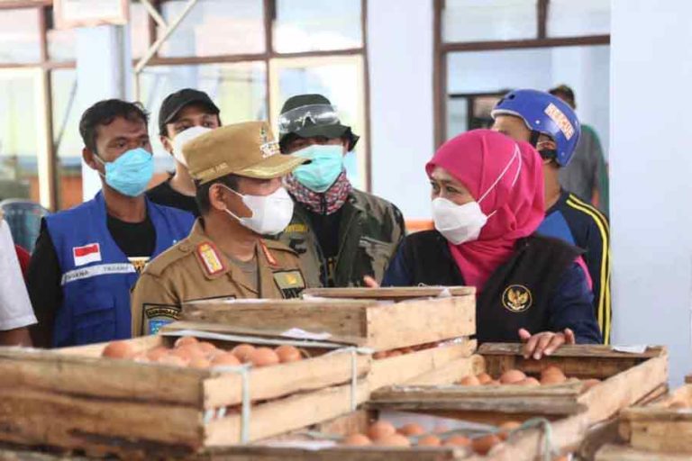 Kunjungi Pronojiwo, Gubernur Khofifah Pastikan Kebutuhan Makanan Pengungsi Semeru Tercukupi