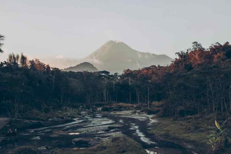 Aktivitas Gunung Merapi: Terjadi 25 Guguran Lava Pijar