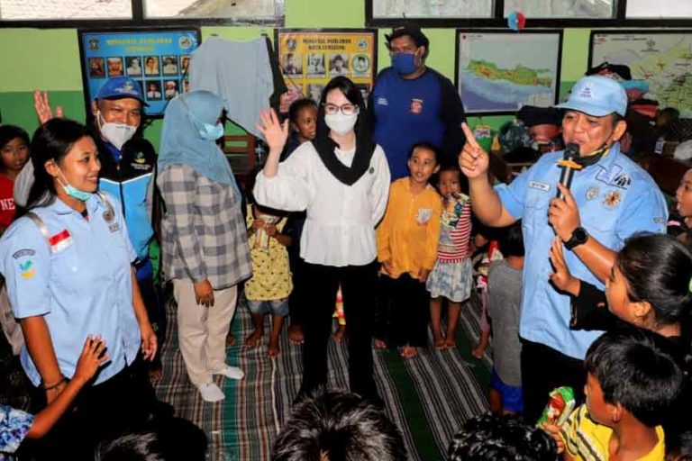 Arumi Bachsin Salurkan Bantuan bagi Masyarakat Terdampak APG Gunung Semeru