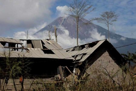 Semeru Masih Keluarkan Material Vulkanik, Warga Diminta Tidak Dekati Zona Merah