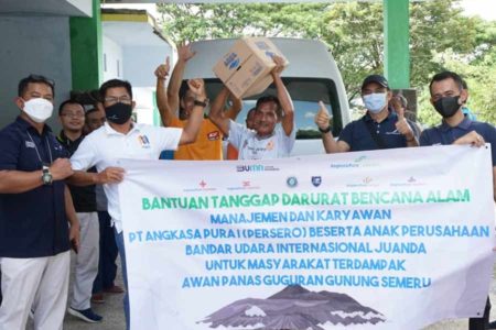Manajemen dan Karyawan Bandara Juanda Serahkan Bantuan pada Warga Terdampak Erupsi Semeru