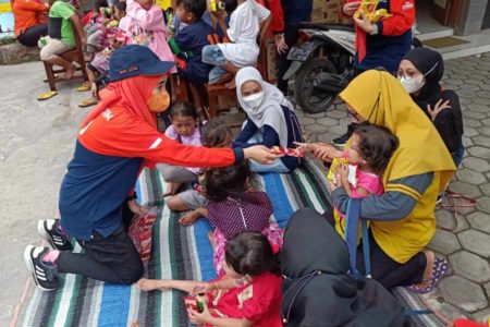 Gubernur Khofifah Bangun Dapur Umum untuk Pastikan Kebutuhan Gizi Anak Terpenuhi