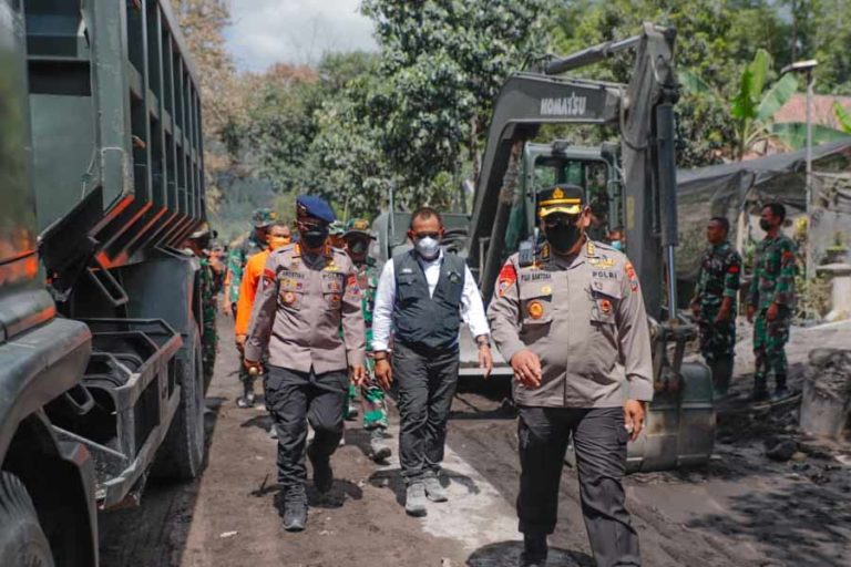 Plh. Sekdaprov Minta Kebutuhan Pengungsi Semeru Terpenuhi Lahir Batin