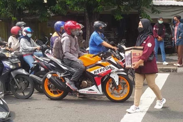 Mahasiswa Unitomo Gelar Aksi Penggalangan Dana untuk Korban Erupsi Semeru