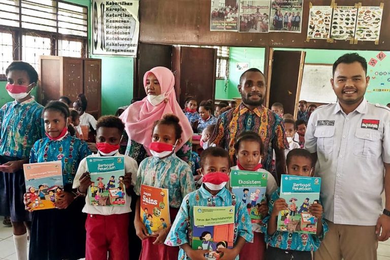 Pengabdian Masyarakat di Papua, BEM Nusantara Bagikan 1000 Buku