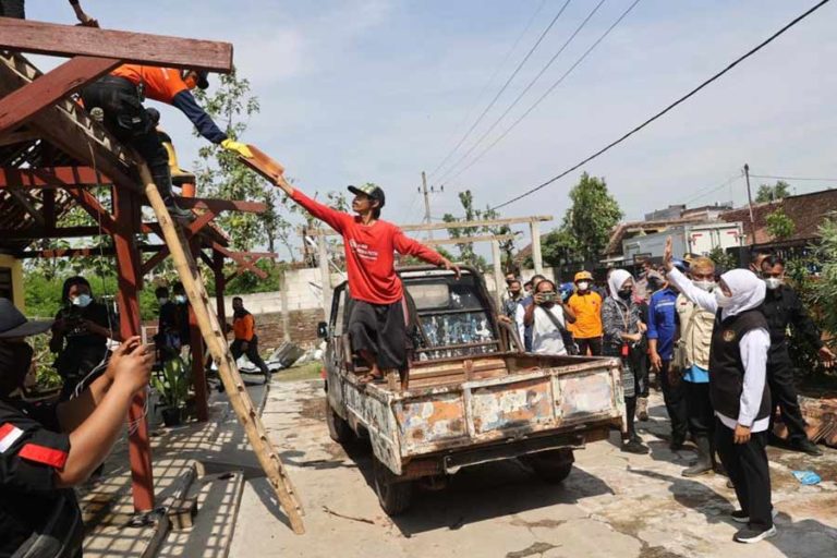 Gubernur Khofifah Pastikan Perbaikan Rumah Warga Terdampak Bencana di Madiun Dipercepat