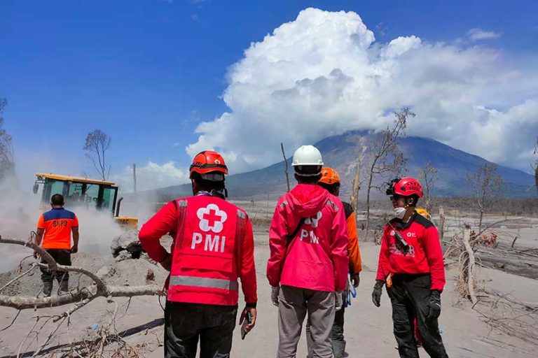 Kisah Mahasiswa Unair jadi Relawan Bencana Erupsi Gunung Semeru