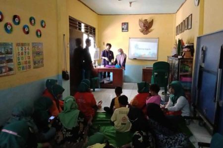 Gelar KKN, Mahasiswa UTM Sosialisasikan Pembuatan Sirup dari Daun Pisang