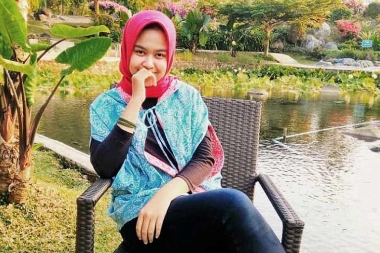 Sheikha Fajrianita, Setia Masukkan Batik dalam Desain Fashion