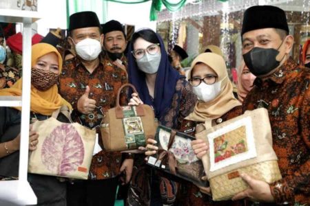 Hadiri Pelantikan Pengurus Dekranasda Kabupaten Blitar, Arumi Ingatkan Daya Saing dan Pemasaran Produk UMKM