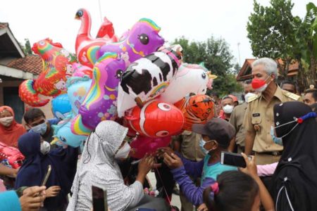 Ketika Ganjar Memborong Mainan untuk Anak-anak Pemalang
